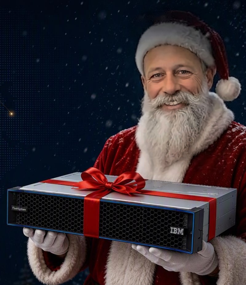 Merry FLASH-mas! סנטה מחזיק מערכת IBM FlashSystem עטופה בסרט מתנה. מבצע סוף שנה על FlashSystem 5600 ו-7600 עד 31.12.2026.